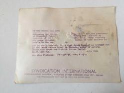 KIBRIS BARIŞ HAREKATI'NIN ORİJİNAL AJANS-BASIN FOTOĞRAFI - 20 x 15 cm EBADINDA - ÇARPIŞMALARDA YARALANAN BİR KİŞİNİN HOTEL NICOSIA İÇİNE GETİRİLİŞİ, 1974