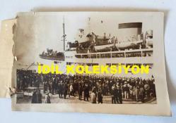 KIBRIS BARIŞ HAREKATI'NIN ORİJİNAL AJANS-BASIN FOTOĞRAFI (AÇIKLAMAYI OKUYUNUZ) - 18 x 12 cm EBADINDA - KIBRIS'A GİTMEK ÜZERE İSKENDERUN'DAN YEŞİLADA'YA HAREKET EDEN TÜRK GEMİSİNİN YOLCU EDİLDİĞİ ANLAR,