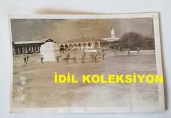 KIBRIS BARIŞ HAREKATI'NIN ORİJİNAL AJANS-BASIN FOTOĞRAFI (AÇIKLAMAYI OKUYUNUZ) - 18 x 12 cm EBADINDA - KARARGAH BAHÇESİNDE DEVRİYE GEZEN ASKERLER, 1974
