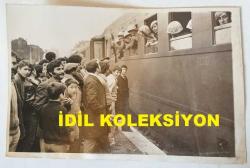 KIBRIS BARIŞ HAREKATI'NIN ORİJİNAL AJANS-BASIN FOTOĞRAFI - 18 x 12 cm EBADINDA - GELEN ASKERLERİ TREN İSTASYONUNDA KARŞILAYAN HALK, 1974