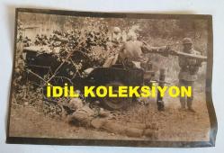 KIBRIS BARIŞ HAREKATI'NIN ORİJİNAL AJANS-BASIN FOTOĞRAFI - KAĞIT BASIM -(AÇIKLAMAYI OKUYUNUZ) - 20 x 15 cm EBADINDA - ASKERİ BİR JEEP YANINDA KAMUFLAJ YAPIP BEKLEYEN ASKERLER, 1974