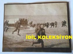 KIBRIS BARIŞ HAREKATI'NIN ORİJİNAL BÜYÜK BOY AJANS-BASIN FOTOĞRAFI - KAĞIT BASIM  - 24 x 18 cm EBADINDA - TÜRK ASKERLERİ ADAYA DENİZDEN ÇIKARTMA YAPARKEN, 1974