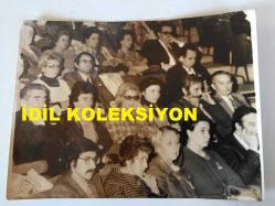 KIBRIS BARIŞ HAREKATI'NIN ORİJİNAL BÜYÜK BOY AJANS-BASIN FOTOĞRAFI - 24 x 18 cm EBADINDA - YUNANİSTAN'I 69-1 HEZİMETE UĞRATTIĞIMIZ UFTA'NIN NAPOLİ GENEL KURUL TOPLANTISI'NDA SALONDAN BİR KARE