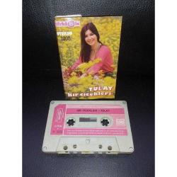 Kaset Tülay kır çiçekleri albümü. Orijinal Türküola 1205 Alman baskı. kaset kartonet herşeyiyle orijinal ve sorunsuz. ULTRA NADİR. Koleksiyonluk