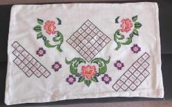 VİNTAGE EL YAPIMI KANAVİÇE YASTIK. KONDİSYON YÜKSEK KOLEKSİYONLUK.  ÖLÇÜ 36 X 56 CM