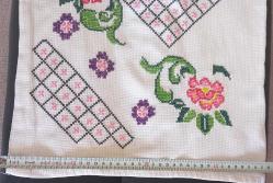 VİNTAGE EL YAPIMI KANAVİÇE YASTIK. KONDİSYON YÜKSEK KOLEKSİYONLUK.  ÖLÇÜ 36 X 56 CM