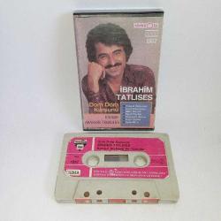 Kaset İbrahim Tatlıses Dom Dom Kurşunu. Kaset orijinal Türküola Alman Baskı. Kartonet İyi kalite matbaa basım. Kasetin 1. yüzündeki kağıdı mevcut değildir. Kaset sorunsuz çalışıyor. Haliyle satılık