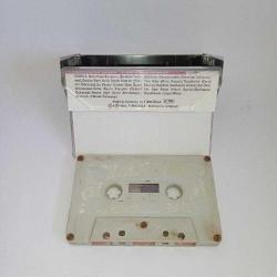 Kaset İbrahim Tatlıses Dom Dom Kurşunu. Kaset orijinal Türküola Alman Baskı. Kartonet İyi kalite matbaa basım. Kasetin 1. yüzündeki kağıdı mevcut değildir. Kaset sorunsuz çalışıyor. Haliyle satılık