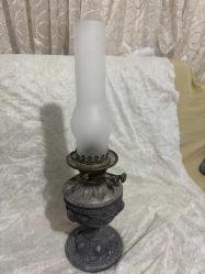 KALAY TABANLI ANTİKA VİKTORYA DÖNEMİ GAZ LAMBASI Camsız Yükseklik : 30   Camlı yükseklik 54 cm Genişlik:  18 cm Derinlik: 18 cm Rokoko tarzında dekore edilmiş kalay tabanlı Viktorya dönemi bir gaz lambası. Cam baca ve yuvarlak oyma cam gölgelikle kaplı çift brülöre sahiptir. Kosovadan satın aldım.