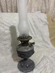 KALAY TABANLI ANTİKA VİKTORYA DÖNEMİ GAZ LAMBASI Camsız Yükseklik : 30   Camlı yükseklik 54 cm Genişlik:  18 cm Derinlik: 18 cm Rokoko tarzında dekore edilmiş kalay tabanlı Viktorya dönemi bir gaz lambası. Cam baca ve yuvarlak oyma cam gölgelikle kaplı çift brülöre sahiptir. Kosovadan satın aldım.
