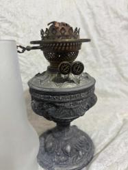KALAY TABANLI ANTİKA VİKTORYA DÖNEMİ GAZ LAMBASI Camsız Yükseklik : 30   Camlı yükseklik 54 cm Genişlik:  18 cm Derinlik: 18 cm Rokoko tarzında dekore edilmiş kalay tabanlı Viktorya dönemi bir gaz lambası. Cam baca ve yuvarlak oyma cam gölgelikle kaplı çift brülöre sahiptir. Kosovadan satın aldım.