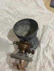 KALAY TABANLI ANTİKA VİKTORYA DÖNEMİ GAZ LAMBASI Camsız Yükseklik : 30   Camlı yükseklik 54 cm Genişlik:  18 cm Derinlik: 18 cm Rokoko tarzında dekore edilmiş kalay tabanlı Viktorya dönemi bir gaz lambası. Cam baca ve yuvarlak oyma cam gölgelikle kaplı çift brülöre sahiptir. Kosovadan satın aldım.