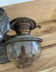 KALAY TABANLI ANTİKA VİKTORYA DÖNEMİ GAZ LAMBASI Camsız Yükseklik : 30   Camlı yükseklik 54 cm Genişlik:  18 cm Derinlik: 18 cm Rokoko tarzında dekore edilmiş kalay tabanlı Viktorya dönemi bir gaz lambası. Cam baca ve yuvarlak oyma cam gölgelikle kaplı çift brülöre sahiptir. Kosovadan satın aldım.