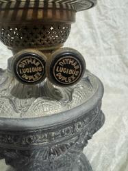 KALAY TABANLI ANTİKA VİKTORYA DÖNEMİ GAZ LAMBASI Camsız Yükseklik : 30   Camlı yükseklik 54 cm Genişlik:  18 cm Derinlik: 18 cm Rokoko tarzında dekore edilmiş kalay tabanlı Viktorya dönemi bir gaz lambası. Cam baca ve yuvarlak oyma cam gölgelikle kaplı çift brülöre sahiptir. Kosovadan satın aldım.