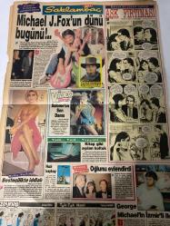 SAKLAMBAÇ GAZETESİ DOĞUM GÜNÜ HEDİYESİ - 2 EKİM 1990 - SADECE 4 SAYFADIR -Aytaç Arman-Nur Sürer-Hülya Koçyiğit-Tuncer Necmioğlu-Orhan Onal-Yakup Kamer-Ergun Konkar-Güzin Abla-Hülya Yiğitlal-Kenny Rogers-George Michael-Ferhan Gürpınar-Muzaffer Kushan-Pelin Batu-Nazmiye Tüzen-Elvan Alkan-Meral Okay-Feride Çiçekoğlu-Ayten Gökçer-Atıf Yılmaz-İşte yılın Türk filmi-Karılar Koğuşu-Sonbahar makyajı-Şu Au-Pair dedikleri-Kakaolu kek-Balayınız zehir olmasın-İpli jimnastikle güzelleşin-Amcanın kızı ile evlenmemen iyi olmuş-At’la gelen sağlık-Michael J. Fox’un dünü bugünü-Salome’un son dansı-Bestecilikte iddialı-Kitap gibi açılan koltuk-Hızlı kaykay-Oğlunu evlendirdi-George Michael’in İzmirli ikizi-Zeynep-Tak-Tak Naci-Aşk Fırtınası
