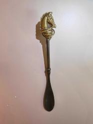 Antika pirinç ayakkabı çekeceği