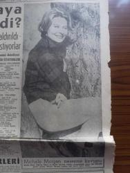Şehir Gazetesi - 11 Şubat 1961 - sarışın bomba Marilyn Monroe'ya nazar mı değdi - Marilyn Monroe'nun cazip bir pozu fotoğraf - Michele Morgan neşesine kavuştu fotoğraf - İstanbul Belediyesi şehir tiyatroları Tepebaşı Tiyatrosu Bu melek satılık değil - yeni tiyatro iki efendinin uşağı - lütfen dokunmayın oyunu yazan Haldun Taner - hacıyatmaz oyunu yazan Cevat Fehmi Başkut - büyük çınar oyunu yazan Hüseyin Batuhan - zehirli aşk yazan Noran Lofts - sinema haberleri - Grace Kelly'nin hamile olduğu söyleniyor - Sophia Loren'in filmi mesele oldu - Billy Wilder senenin rejisörü seçildi - gurbet şarkısı yazan Ertan Nallayıcı yazı dizisi - burç falınız - İstanbul'da sinema ve tiyatro programı - İstanbul Ankara Radyosu programı - lüzumlu telefonlar - harp okulunu tenkil konusu - Türkiye askeri kuvvetlerinden 8. Topçu tümeni kumandanı Üsteğmen Şerafettin Rızan kurs öğretmenlerinden yüzbaşı J. H. Patterson'dan bir motor hakkında malumat alıyor fotoğraf - Fransa'nın 1960 sinema palmaresi hazır