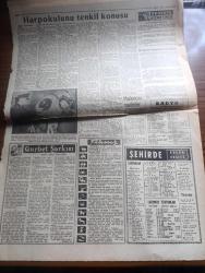 Şehir Gazetesi - 11 Şubat 1961 - sarışın bomba Marilyn Monroe'ya nazar mı değdi - Marilyn Monroe'nun cazip bir pozu fotoğraf - Michele Morgan neşesine kavuştu fotoğraf - İstanbul Belediyesi şehir tiyatroları Tepebaşı Tiyatrosu Bu melek satılık değil - yeni tiyatro iki efendinin uşağı - lütfen dokunmayın oyunu yazan Haldun Taner - hacıyatmaz oyunu yazan Cevat Fehmi Başkut - büyük çınar oyunu yazan Hüseyin Batuhan - zehirli aşk yazan Noran Lofts - sinema haberleri - Grace Kelly'nin hamile olduğu söyleniyor - Sophia Loren'in filmi mesele oldu - Billy Wilder senenin rejisörü seçildi - gurbet şarkısı yazan Ertan Nallayıcı yazı dizisi - burç falınız - İstanbul'da sinema ve tiyatro programı - İstanbul Ankara Radyosu programı - lüzumlu telefonlar - harp okulunu tenkil konusu - Türkiye askeri kuvvetlerinden 8. Topçu tümeni kumandanı Üsteğmen Şerafettin Rızan kurs öğretmenlerinden yüzbaşı J. H. Patterson'dan bir motor hakkında malumat alıyor fotoğraf - Fransa'nın 1960 sinema palmaresi hazır