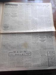 İkdam Gazetesi - 19 Temmuz 1942 - Moskova mı Kafkasya mı yazan Şükrü Ahmed Başmakale - Altay denizaltımız Çanakkale'de battı - talim yapan gemi 38 er ve subayla daldı bir daha çıkmadı - almanlara göre Rostof'un şarkında Don nehri mecrasına varıldı - şark cephesinde son vaziyeti ve Alman taarruz istikametlerini gösterir harita - sovyetlere göre voronej önünde Almanlar müdafaaya geçti - Afrika harbi İngiliz taarruzu durduruldu - akademi sergisi Dün merasimle açıldı - Maarif Vekili Hasan Ali Yücel sergiyi açış nutkunu söylüyor fotoğraf - Uçan vapurlar Amerika'da 70 tonluk tayyareler yapılıyor - ikinci cephe işçi etrafında Rusya'da infial başladı - Almanlar 24 saatte 21 şilep batırdı - 60 bin Yahudi selanik'ten çıkarılacak sürülecekmiş - Köroğlu yazan Nizamettin Nazif yazı dizisi - Tahire yazan Ziya Şakir yazı dizisi - ekmek bu sabahtan itibaren 16 kuruşa satılacak - İsmetpaşa kız Enstitüsü 114 mezun verdi - at yarışlarının favorileri hangileridir - yüzme teşvik müsabakaları - Fikret Adil