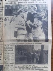 Yeni Sabah Gazetesi - 13 Kasım 1953 - hududu olmayan saygısızlık Başmakale - Esat Mahmut Karakurt büyük heyecanla beklenilen yazılarına yarından sonra başlıyor - Esat Mahmut Karakurt kopenhag'da bir caddede iki genç kızla görüşürken fotoğraf - Eisenhower'in Celal Bayar'a mesajı - güreşte isveç'e dün 5 3 mağlup olduk - Osman Kambur Anderberg mücadelesi fotoğraf - İtalya başvekili Pella Ankara'da - tabip odaları Kongresi dün başladı - TMTF genel idare kurulu Dün toplandı - Şap hastalığı Kongresi - Hitler'in kızkardeşinin itirafları - tiyatro bahisleri Synge Ve Ötesi yazan Sabri Esat Siyavuşgil - karikatür panoraması - kanada'daki uranyum madenleri - Köhler dikiş makineleri - teknik üniversite kürsülerinde dersler vermek üzere İstanbul'a gelen 2 profesör Kempf ve Horn karşılanırken Fotoğrafı - Romanya'da bütün camiler kapatılıyor - Emekli General Tahsin Yazıcının evindeki hırsızlık - müstehcen resimler davası - Avrupa'da Amerikan Kuvvetleri - kur'an-ı Kerim almancaya çevriliyor - Bahailer