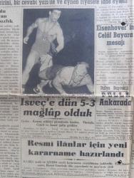 Yeni Sabah Gazetesi - 13 Kasım 1953 - hududu olmayan saygısızlık Başmakale - Esat Mahmut Karakurt büyük heyecanla beklenilen yazılarına yarından sonra başlıyor - Esat Mahmut Karakurt kopenhag'da bir caddede iki genç kızla görüşürken fotoğraf - Eisenhower'in Celal Bayar'a mesajı - güreşte isveç'e dün 5 3 mağlup olduk - Osman Kambur Anderberg mücadelesi fotoğraf - İtalya başvekili Pella Ankara'da - tabip odaları Kongresi dün başladı - TMTF genel idare kurulu Dün toplandı - Şap hastalığı Kongresi - Hitler'in kızkardeşinin itirafları - tiyatro bahisleri Synge Ve Ötesi yazan Sabri Esat Siyavuşgil - karikatür panoraması - kanada'daki uranyum madenleri - Köhler dikiş makineleri - teknik üniversite kürsülerinde dersler vermek üzere İstanbul'a gelen 2 profesör Kempf ve Horn karşılanırken Fotoğrafı - Romanya'da bütün camiler kapatılıyor - Emekli General Tahsin Yazıcının evindeki hırsızlık - müstehcen resimler davası - Avrupa'da Amerikan Kuvvetleri - kur'an-ı Kerim almancaya çevriliyor - Bahailer