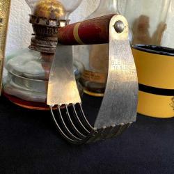 1950 American EKCO Ahşap Saplı Metal Hamur Karıştırıcı