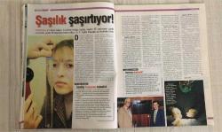 ARTIHABER HAFTALIK AKTÜALİTE DERGİSİ – SAYI 25 – 6–12 HAZİRAN 1998 – 114 SAYFA – ÇİLLER’E SUNULAN ALEVİLERİ SÜNNİLEŞTİRME RAPORU: CEMEVLERİNE AĞIR SUÇLAMALAR – 260 SAYFALIK “DEVLETİ ISLAH PROJESİ” DEMİREL’İN ÖNÜNDE – DİYANET ESKİ BAŞKANI SÜLEYMAN ATEŞ: “KADINLAR DA EZAN OKUSUN” – IMF’DEN TÜRKİYE’YE UYARI: “ENDONEZYA’YA DÖNEBİLİRSİNİZ” – MURAT BELGE: “SIĞLIKTA ÇAĞI YAKALADIK” – LIFE-STYLE HAPLAR GÜNDEMDE: SAÇ DÖKÜLMESİ, DEPRESYON, CİNSEL İKTİDARSIZLIK, YAŞLANMA, UYKU BOZUKLUĞU, MENAPOZ – PARTİZAN İTİRAFLARI: RAMAZAN OĞUZ AKSAL’DAN ANAP DOSYASI – SÜLEYMAN ATEŞ’TEN DİNDE YENİLİKÇİ YAKLAŞIMLAR – 17 YAŞINDAKİ MUCİT CEM ERDOĞAN’IN İCADI İÇİN ORDU VE KOMBASSAN YARIŞTA – IMF’DEN 8 MAYIS MEKTUBU: EĞİTİM VE SAĞLIKTAKİ UÇURUM TEHLİKELİ NOKTADA – “TOPLUM PATLAMA NOKTASINDA” – BAŞKANLIK SİSTEMİ TARTIŞMASI: İKİ MECLİSLİ MODEL VE GENİŞ YETKİLİ CUMHURBAŞKANI – “ÖTEKİ OLMANIN DAYANILMAZ AĞIRLIĞI”: ERMENİ SOYKIRIMI TASARISI – ALİ TALİP ÖZDEMİR İSTANBUL BELEDİYE BAŞKANLIĞINA HAZIRLANIYOR – ANKARA GECELER