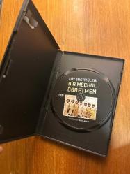 Köy Enstitüleri : Bir Meçhul Öğretmen DVD 2011 (Yönetmen:Tarık Akan,Senaryo: Rana Güngörmüş Mounier, Ses: Genco Erkal,Işık Yenersu)