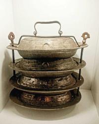 OSMANLI DÖNEMİ ÜZERİ HİLALİ AHMER  MOTİFLİ SUBAY  SEFER TASI OSMANLICA USTA DAMGALI, HER PARÇASI ÜZERİNDE HİLAL MOTİFİ BULUNAN OSMANLI DÖNEMİ SEFER TASI..NADİR ÇIKANLARDAN..KOLEKSİYONUNUZA DEĞER KATACAK GÜZELLİKTE..
