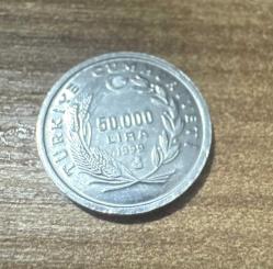 1999 yılına ait Türkiye Cumhuriyeti FAO (Gıda Güvenliği) temalı 50.000 Lira hatıra parasıdır. Orijinal ve temiz durumdadır, koleksiyon için uygundur