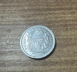 1999 yılına ait Türkiye Cumhuriyeti FAO (Gıda Güvenliği) temalı 50.000 Lira hatıra parasıdır. Orijinal ve temiz durumdadır, koleksiyon için uygundur