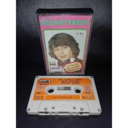 Kaset Bülent Ersoy Bir tanrıyı birde beni unutma albümü. Orijinal Uzelli 540 Alman baskı. Kaset ve kartonette yazı var. Sorunsuz çalışıyor.