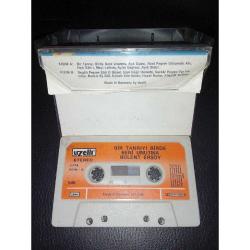 Kaset Bülent Ersoy Bir tanrıyı birde beni unutma albümü. Orijinal Uzelli 540 Alman baskı. Kaset ve kartonette yazı var. Sorunsuz çalışıyor.