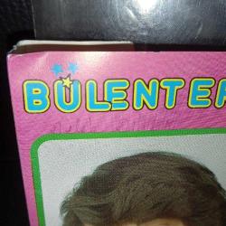 Kaset Bülent Ersoy Bir tanrıyı birde beni unutma albümü. Orijinal Uzelli 540 Alman baskı. Kaset ve kartonette yazı var. Sorunsuz çalışıyor.