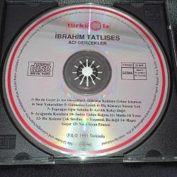 CD İbrahim Tatlıses acı gerçekler albümü. Orijinal 1991 Türküola Alman baskı. Disk 10 üzerinden 8,5 Baştan sona dinlendi sorunsuz çalışıyor. Koleksiyonluk.