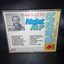 CD Nejat Alp seninleyim /sıksa da canını / taverna albümü. Orijinal Bayar Alman baskı. Dinlemeyi etkilemeyen çizikler var. Sorunsuz çalışıyor. ULTRA NADİR
