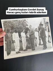 CEVDET SUNAY havacı gençlerle fotoğraf koleksiyonluk