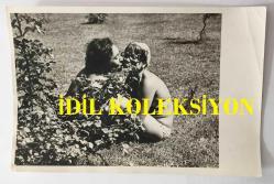 NİL BURAK ve KLASİK TÜRK MÜZİĞİ SANATÇISI ve BESTECİ TANER ŞENER'İN ORİJİNAL FOTOĞRAFI - 18 x 12 cm EBADINDA - TANER ŞENER 7 YILLIK EŞİNİ BIRAKTIKTAN SONRA NİL BURAK İLE TATİL YAPTIĞI GÜNLERDE ÇİMLERİN ÜZERİNDE ÖPÜŞÜRKEN ÇEKİLMİŞ ÖZEL BİR KARE, 17 HAZİRAN 1974