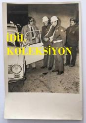 Efemera - KLASİK TÜRK MÜZİĞİ SANATÇISI ve BESTECİ TANER ŞENER'İN ORİJİNAL FOTOĞRAFI - 18 x 12 cm EBADINDA - TANER ŞENER SOYULMA NEDENİYLE ÇAĞIRDIĞI POLİSLERLE OTOMOBİLİNİN YANINDA KONUŞURKEN ÇEKİLMİŞ BİR KARE, 5 KASIM 1973 - kitantik - kitaLog