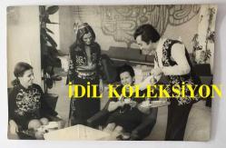 Efemera - KLASİK TÜRK MÜZİĞİ SANATÇISI ve BESTECİ TANER ŞENER'İN ORİJİNAL FOTOĞRAFI - 18 x 12 cm EBADINDA - TANER ŞENER YÖRESEL KOSTÜM GİYİP TÜRK KAHVESİ İKRAM EDERKEN ÇEKİLMİŞ BİR KARE - kitantik - kitaLog