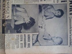 Dünya Gazetesi - 15 Eylül 1954 - herkes vazifesini yapmalı kafi yazan Falih Rıfkı Atay Başmakale -  bir yolsuzluğun on dört maddelik hikayesi - Bahar Bayramı sergisine ait müfettiş raporunu neşrediyoruz - 1954 Türkiye fotoğraf kraliçesi seçiminde 24 No.lu Yıldız Akyüz'e oy veren okuyucular arasında kura çekildi fotoğraf - Bahar bayramında Celal Bayar'ın elini öpen belediye hesap müdürü Enver Aşkın fotoğraf - Almanya'nın kalburüstü sanat tenkitçilerinden Flemming ile bir konuşma - sahte imza ile para çekenler fotoğraf - sümerbank'ta damga pulu yolsuzluğu - penceredeki ışık çeviren Melih Cevdet yazı dizisi - Almanya savaş gemisi yapmaya başladı yazan Refik Özgener - Muzaffer kayalıbay davası tanıkları Dün de yargılandı - Gündüz Kılıç antrenörlükten istifa etti - Yapı ve Kredi Bankası - Türk Ekspres bank - otomobil plakaları değiştiriliyor - şu garip memleket yazan Bedii Faik çizen Semih Balcıoğlu - arı bisküvileri - nevrozin - Ziraat Bankası - Gripin - Özel Anadolu Lisesi kayıtları