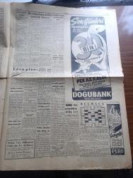 Dünya Gazetesi - 15 Eylül 1954 - herkes vazifesini yapmalı kafi yazan Falih Rıfkı Atay Başmakale -  bir yolsuzluğun on dört maddelik hikayesi - Bahar Bayramı sergisine ait müfettiş raporunu neşrediyoruz - 1954 Türkiye fotoğraf kraliçesi seçiminde 24 No.lu Yıldız Akyüz'e oy veren okuyucular arasında kura çekildi fotoğraf - Bahar bayramında Celal Bayar'ın elini öpen belediye hesap müdürü Enver Aşkın fotoğraf - Almanya'nın kalburüstü sanat tenkitçilerinden Flemming ile bir konuşma - sahte imza ile para çekenler fotoğraf - sümerbank'ta damga pulu yolsuzluğu - penceredeki ışık çeviren Melih Cevdet yazı dizisi - Almanya savaş gemisi yapmaya başladı yazan Refik Özgener - Muzaffer kayalıbay davası tanıkları Dün de yargılandı - Gündüz Kılıç antrenörlükten istifa etti - Yapı ve Kredi Bankası - Türk Ekspres bank - otomobil plakaları değiştiriliyor - şu garip memleket yazan Bedii Faik çizen Semih Balcıoğlu - arı bisküvileri - nevrozin - Ziraat Bankası - Gripin - Özel Anadolu Lisesi kayıtları