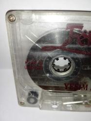 Kaset Yeşim salkım Ferman albümü. Orijinal. Kasette dinlemeyi etkilemeyen çatlak var sorunsuz çalışıyor.