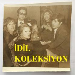 KLASİK TÜRK MÜZİĞİ SANATÇISI ve BESTECİ TANER ŞENER'İN ORİJİNAL FOTOĞRAFI - 12 x 12 cm EBADINDA - AP'NİN SEÇİMLERİ KAYBETMESİNE ÇOK ÜZÜLEN SÜLEYMAN DEMİREL'İN YEĞENİ YAHYA DEMİREL GECE KULÜPLERİNDE AVUÇ DOLUSU PARA HARCAYARAK EFKAR DAĞITTIĞI SÜREÇTE TANER ŞENER'LE BİRLİKTE İÇERKEN ÇEKİLMİŞ BİR KARE, 17 ARALIK 1973