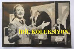 KLASİK TÜRK MÜZİĞİ SANATÇISI ve BESTECİ TANER ŞENER'İN ORİJİNAL AJANS-BASIN FOTOĞRAFI (KAĞIT BASKI) - 18 x 12 cm EBADINDA - TANER ŞENER SAHNEDE ŞARKI OKUDUĞU SIRADA POZ VERİRKEN ÇEKİLMİŞ BİR KARE,