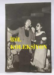 KLASİK TÜRK MÜZİĞİ SANATÇISI ve BESTECİ TANER ŞENER'İN ORİJİNAL AJANS-BASIN FOTOĞRAFI (KAĞIT BASKI) - 18 x 12 cm EBADINDA - TANER ŞENER SAHNEDE ŞARKI OKUDUĞU SIRADA DİNLEYİCİLERDEN BİRİ YANINDA DANS EDERKEN ÇEKİLMİŞ BİR KARE, 20 HAZİRAN 1977