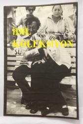 KLASİK TÜRK MÜZİĞİ SANATÇISI ve BESTECİ TANER ŞENER'İN ORİJİNAL AJANS-BASIN FOTOĞRAFI (KAĞIT BASKI) - 18 x 12 cm EBADINDA - TANER ŞENER KIZININ DENİZDE BOĞULDUĞU GÜN KIYIDA GÖZYAŞLARI İÇİNDE AĞLARKEN ÇEKİLMİŞ HÜZÜNLÜ BİR KARE, 1977