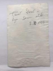 KLASİK TÜRK MÜZİĞİ SANATÇISI ve BESTECİ TANER ŞENER'İN ORİJİNAL AJANS-BASIN FOTOĞRAFI (KAĞIT BASKI) - 18 x 12 cm EBADINDA - TANER ŞENER KIZININ DENİZDE BOĞULDUĞU GÜN KIYIDA GÖZYAŞLARI İÇİNDE AĞLARKEN ÇEKİLMİŞ HÜZÜNLÜ BİR KARE, 1977