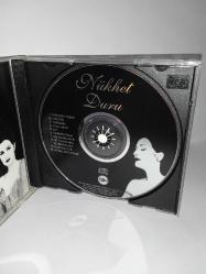 CD Nükhet Duru yasaksa yasak albümü. Orijinal. 1994 Raks Sarı bandrollü dönem baskı albüm. Disk 10 üzerinden 8.5 Sorunsuz çalışıyor. Koleksiyonluk