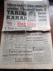 Her Gün Gazetesi - 15 Eylül 1961 - öğleye kadar 12 ölüm cezası 23 müebbet 174 muhtelif hapis 31 beraat kararı verildi - tarihi karar - milli birlik komitesi irtibat bürosunun bu sabahki tebliği - yüksek Adalet divanı başkanı Salim Başol fotoğraf - Adnan Menderes hasta olduğundan bugün duruşmada yoktu - Amerika 16 harp gemisi ödünç veriyor - milli birlik komitesi bu gece idam kararlarını gözden geçirip neticelendirecek - Cumhuriyetçi Köylü Millet Partisi hariç diğer partilerin yoklama sonuçları sürprizli - genel seçim hazırlıkları - notlar yazan Ülkü Gürtünca Ongun - Parti liderlerinin önemli kararları - yılanlı köşk yazan Necdet  Aldemir Yazı Dizisi - emeviler haşimiler yazan Yakup Özdemir Yazı Dizisi - pehlivanlar pehlivanı Kurtdereli Mehmet yazan Kispetli Yazı Dizisi - Fenerbahçe Ankara'daki turnuvaya iştirak ediyor - İtalya işiyle uğraşan Can Bartu ve milli takım meselesinden itilaf konusu olan İsmail antrenmanda Fikret Kırcan ile birlikte görülüyor fotoğraf - Galatasaray İzmir'e